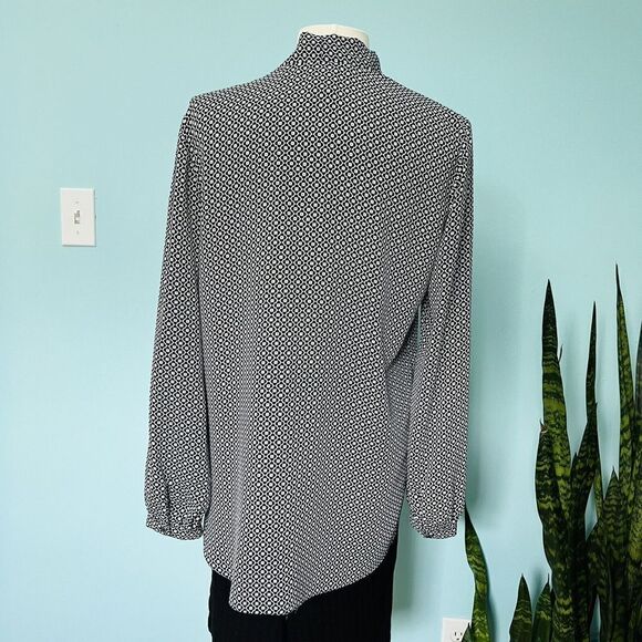 Max Studio Size Medium Long Sleeve Surplice Wrap Blouse Black White Clower 0660 - Picture 7 of 12